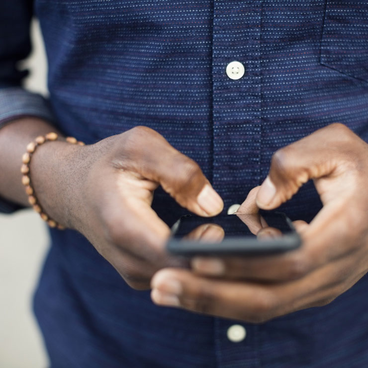 personne qui envoie un sms